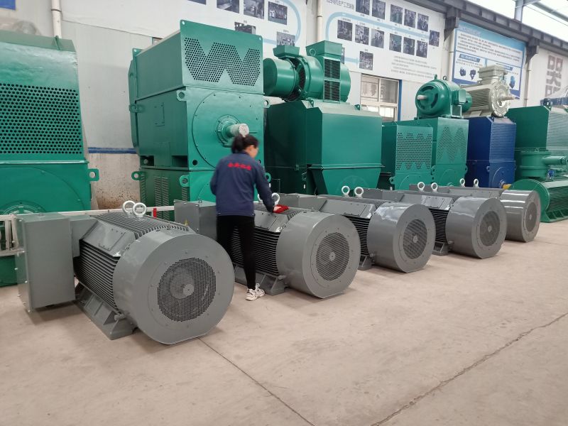 5臺電機(jī)準(zhǔn)備打出口包裝發(fā)往港口