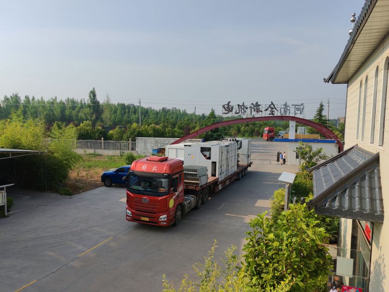 滿滿一車高壓開關柜和變壓器發(fā)貨